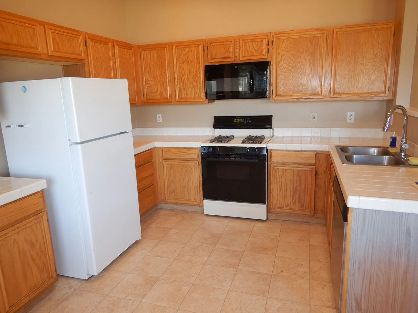 Cute 4 bedroom home in Silver Shores — Photo 3