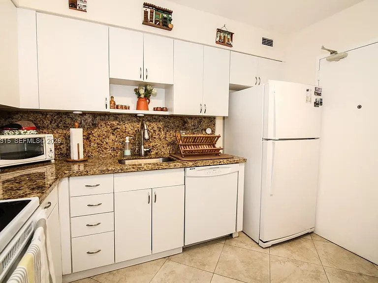 5151 Collins Ave #827 — Photo 8