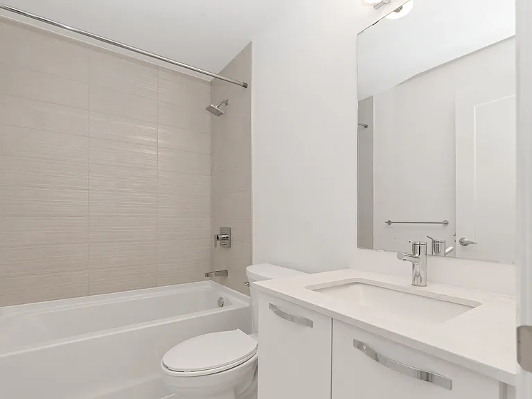 75 James St S — Photo 15