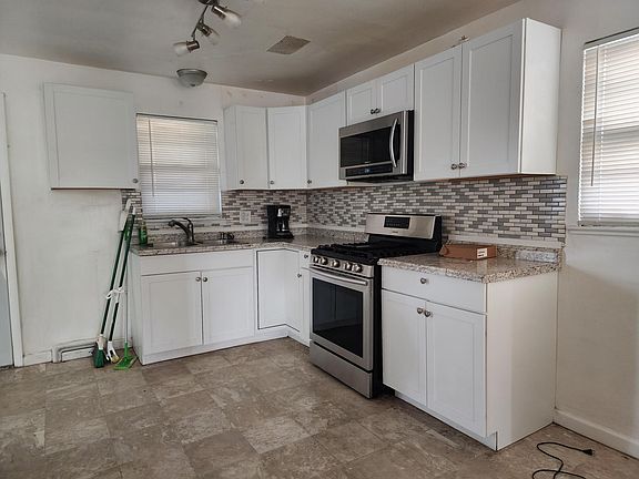 2nd image of 927 E Abriendo Ave