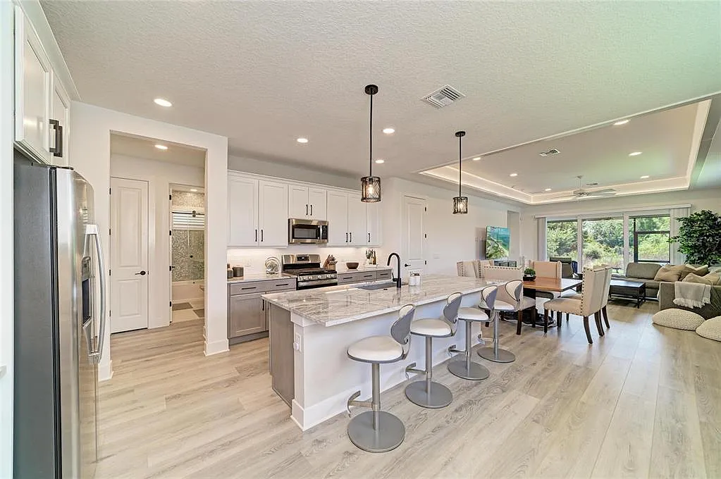 4 bed, 2.0 bath, 1978 sqft, $4,800 — Photo 2