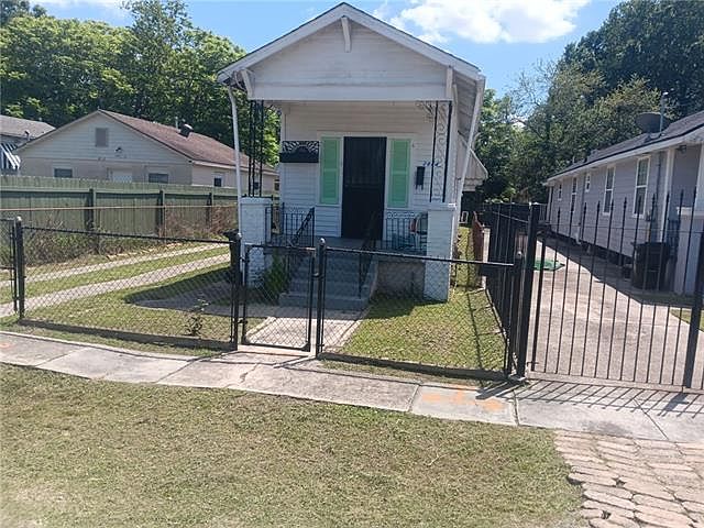 1st image of 2844 Hiawatha St