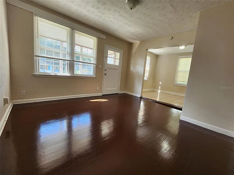1525 W 9th St — Photo 2