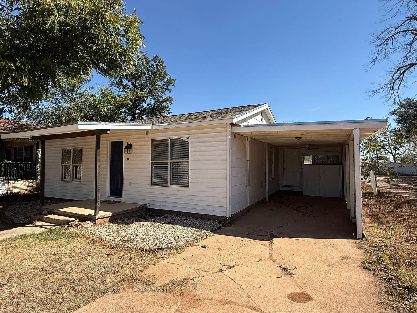 Adorable And Updated Home In Bronte Available Now! — Photo 2