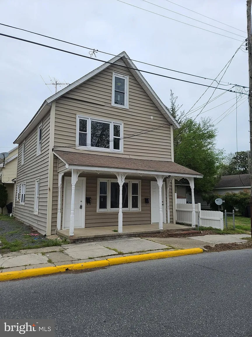 305 4th St photo 1