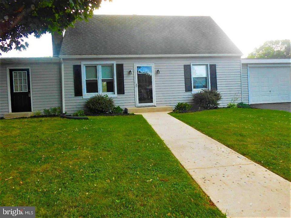 1402 sq. ft  ~ w/ Master on Main Level