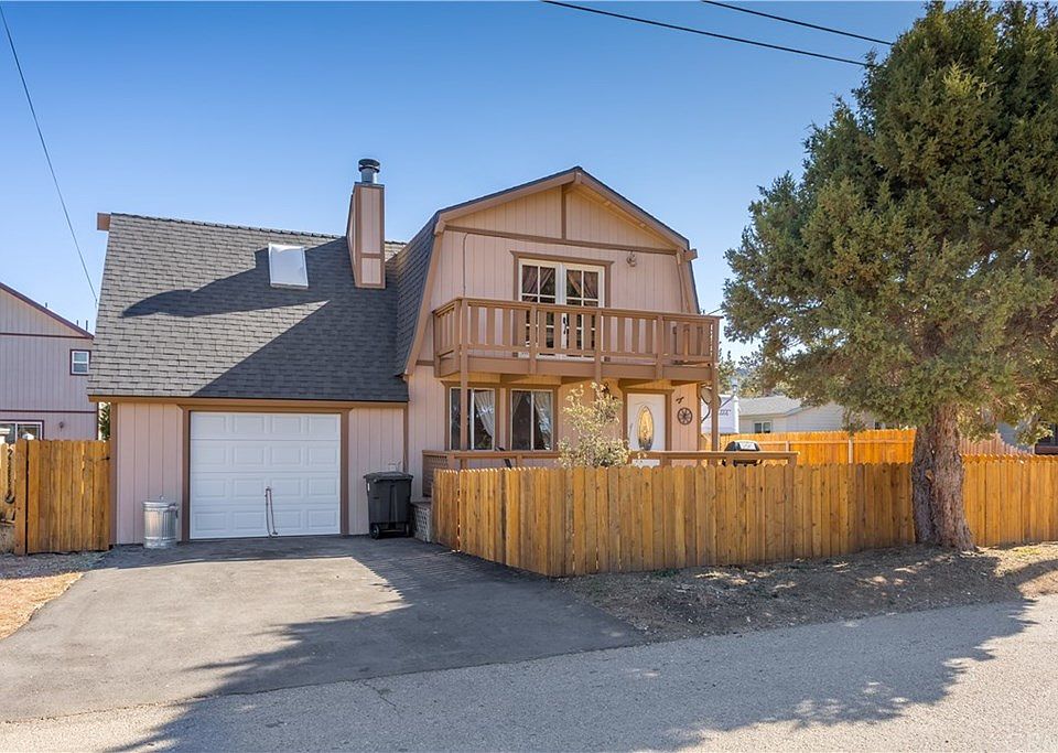 1st image of 832 Pine Ln