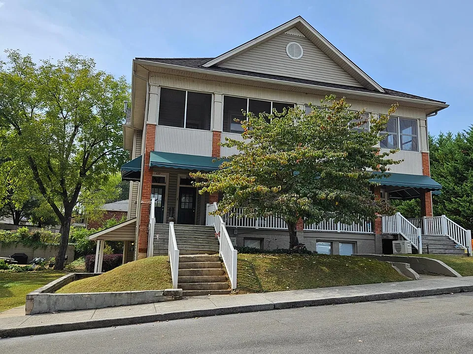 135 Circle Dr