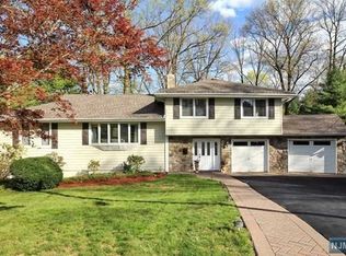 4 Duke Ct, Park Ridge, NJ 07656