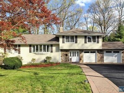 4 Duke Ct, Park Ridge, NJ, 07656