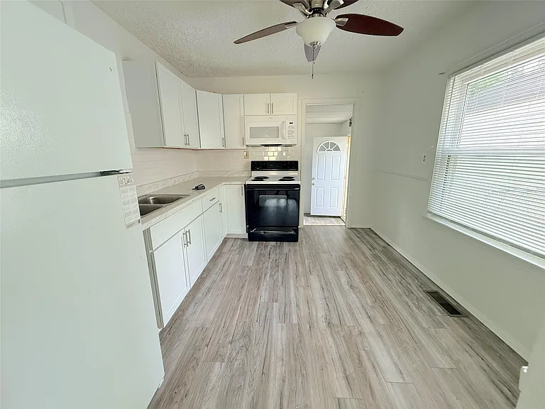21212 Rensselaer St — Photo 4