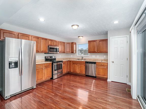 5th image of 332 University Dr