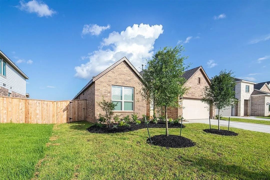 4 bed, 3.0 bath, 2731 sqft, $2,700 — Photo 2