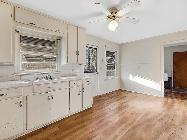 1121 Wheeler St — Photo 9