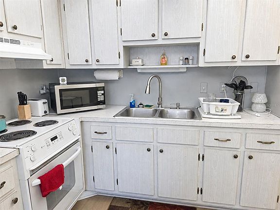 4th image of 8454 111th St APT 108