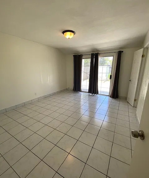 880 N Waverly St — Photo 10