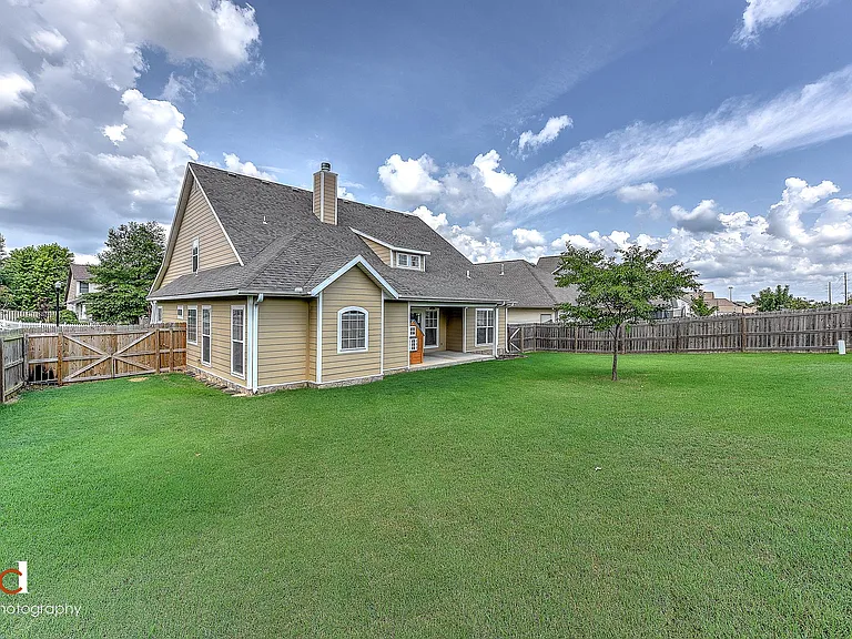 1408 NE Dysart Woods Ln — Photo 27