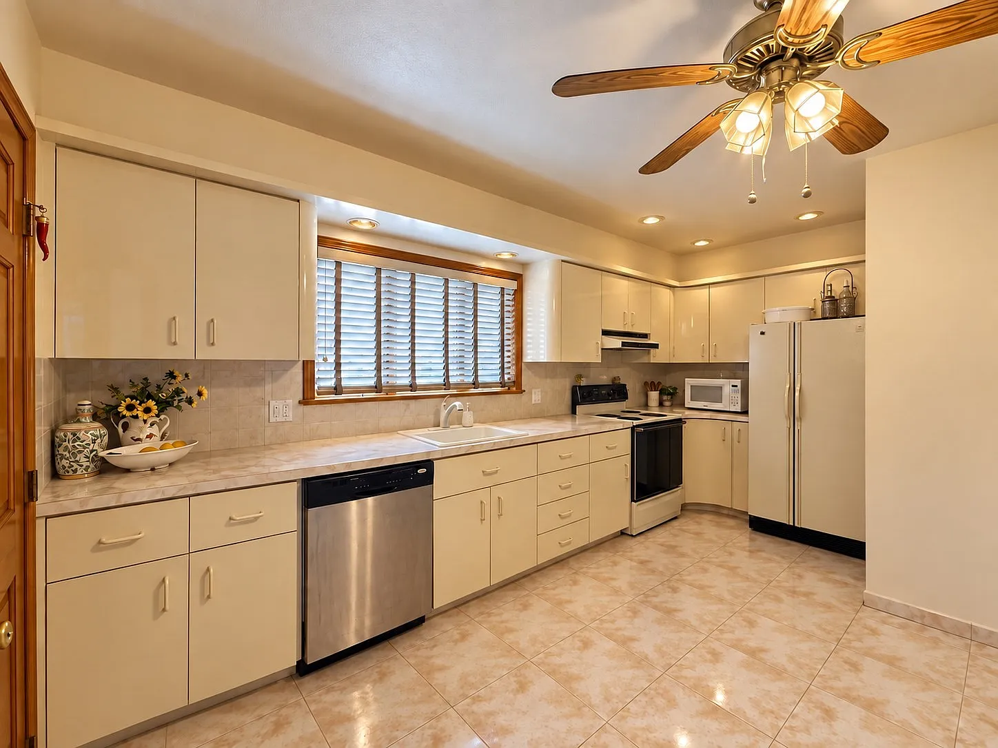 3 bed, 1.0 bath, 1000 sqft, $3,400 — Photo 3