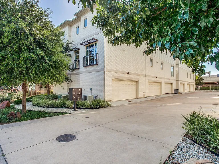 2325 Stutz Dr #41 — Photo 2