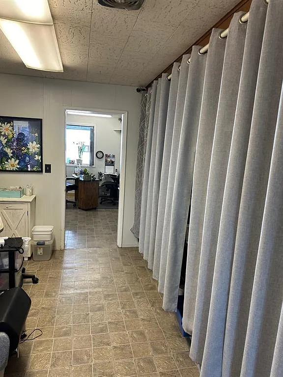 Cute Commercial Space in the heart of downtown! — Photo 3