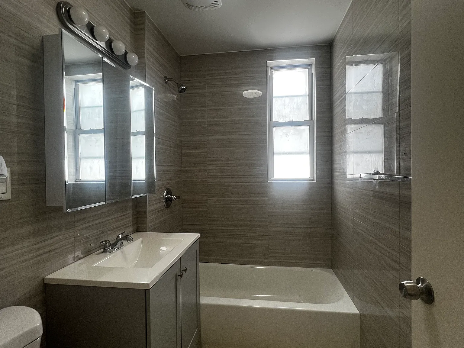 3 bed, 1100 sqft, $3,373 — Photo 3