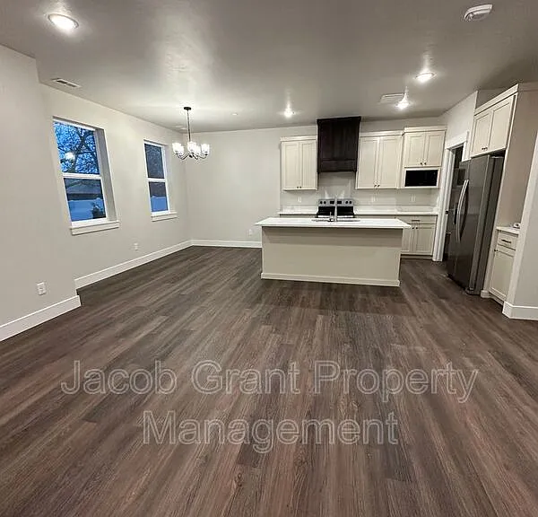 826 E Sunnyside Rd #4 — Photo 3