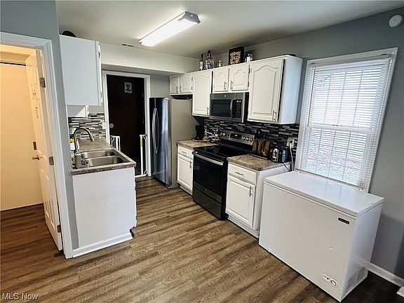 4th image of 23334 Williams Ave