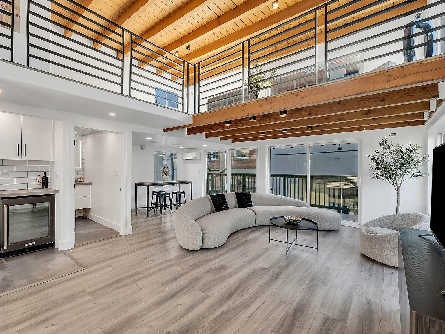 1 bed, 1.5 bath, 900 sqft, $6,200 — Photo 2