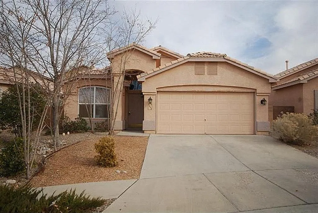 3 bed, 1876 sqft, $2,300 — Photo 1