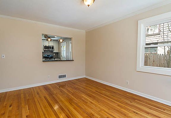 4th image of 376 New York Ave