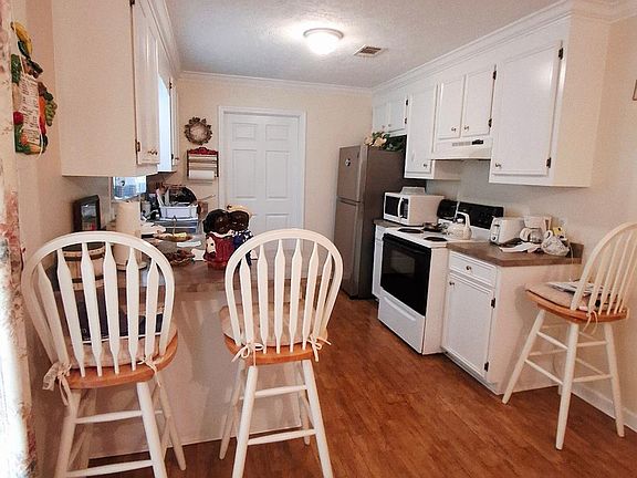 3rd image of 106 Travis Dr