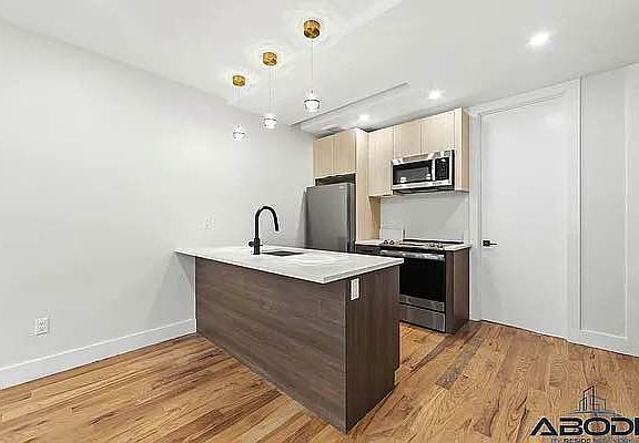 3rd image of 242 Montrose Ave APT 1L