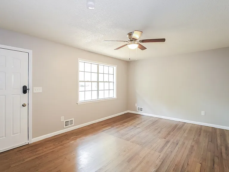 902802_018_living_room_13313058.jpg