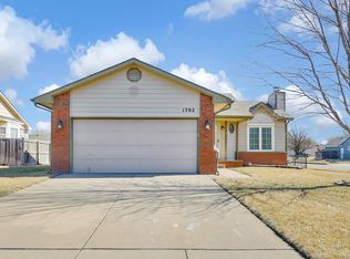 1702 N Redbarn Cir, Wichita, KS 67212