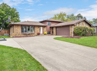 930 Walnut Dr, Darien, IL