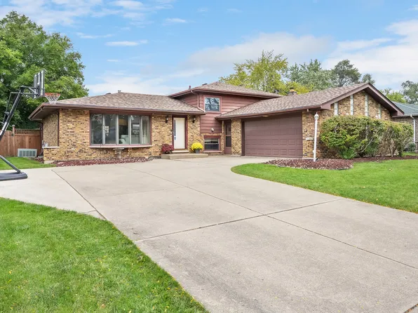 930 Walnut Dr, Darien, IL 60561