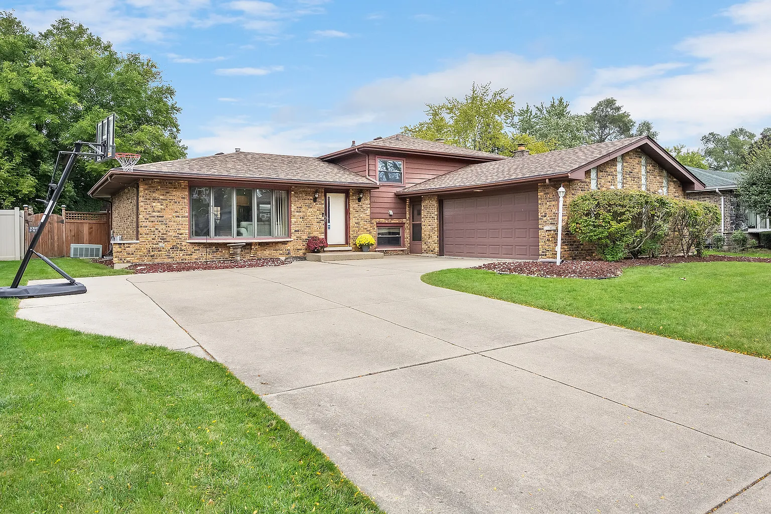 930 Walnut Dr photo 1