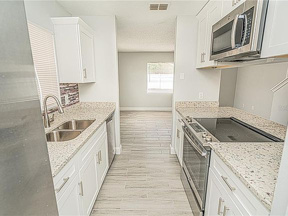 5th image of 402 Southern Charm Dr