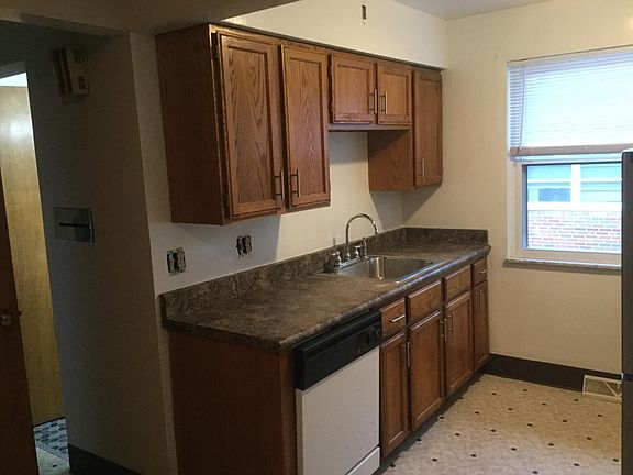 Nice tasteful kitchen with new stove and refrigerator.