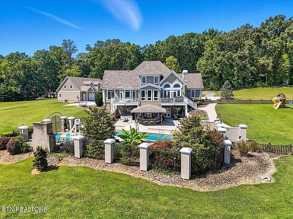 2nd image of 527 Mountain View Dr