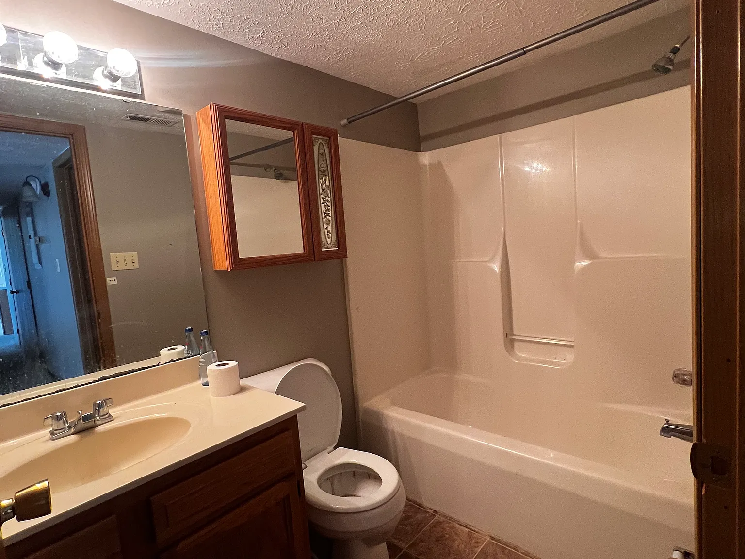 3 bed, $1,300 — Photo 4
