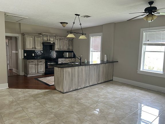 2nd image of 1129 Common St #B