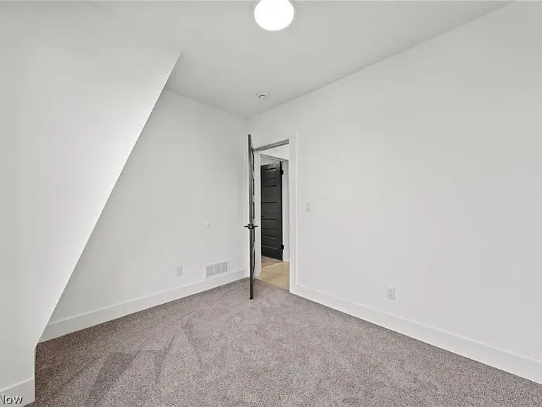 1422 W 77th St — Photo 39