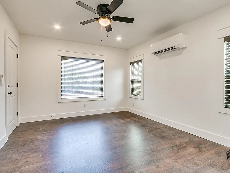 2409 N Robinson Ave #B — Photo 5