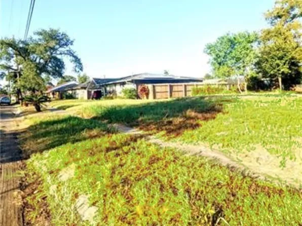 4561 Desire Dr, New Orleans, LA 70126
