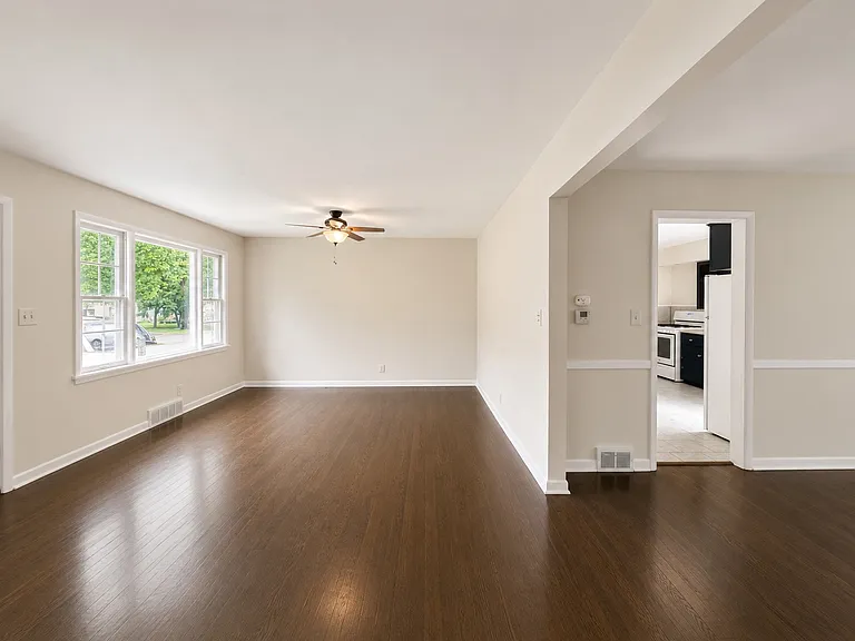 833 S Rogers Ave — Photo 2
