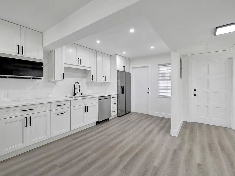 3050 N Palm Aire Dr #704 — Photo 3
