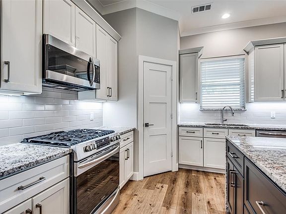 3rd image of 1907 Kensington Dr