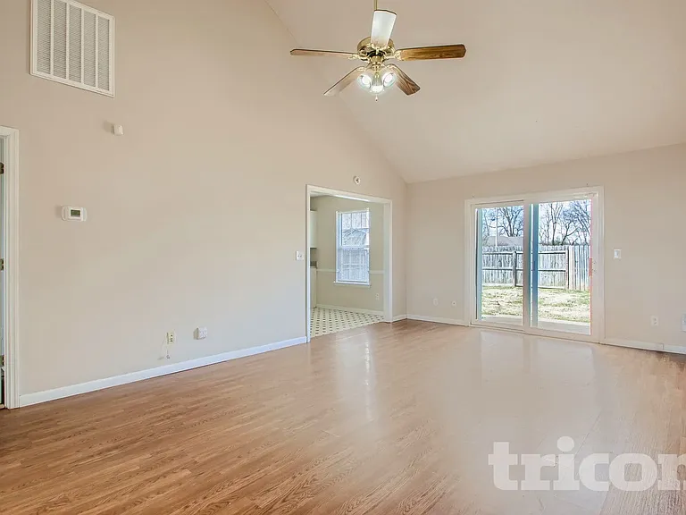 128 Royal Garden Dr — Photo 10