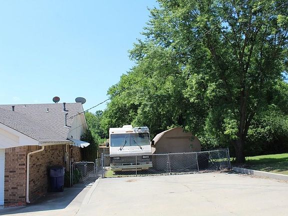 3rd image of 1901 E Strothers Ave